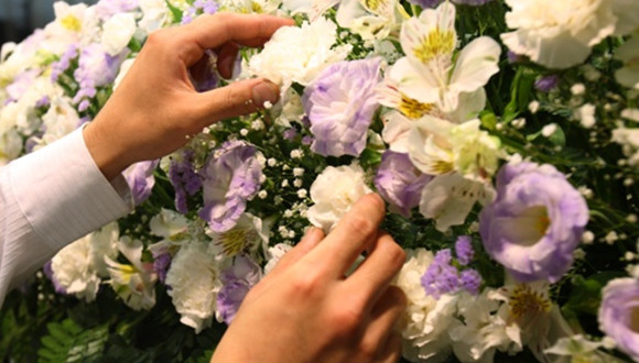 より多くの人に感動してもらうために、この素晴らしい文化を守るために、どんな祭壇にも花の一本一本に想いを込め、ご葬家の負担にならない生花祭壇を提案していく、それがビューティ花壇の誇りであり使命です。